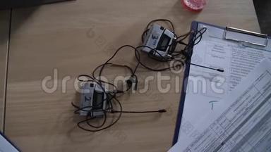 桌子上有两个无线麦克风发射器和两个无线麦克风接收器